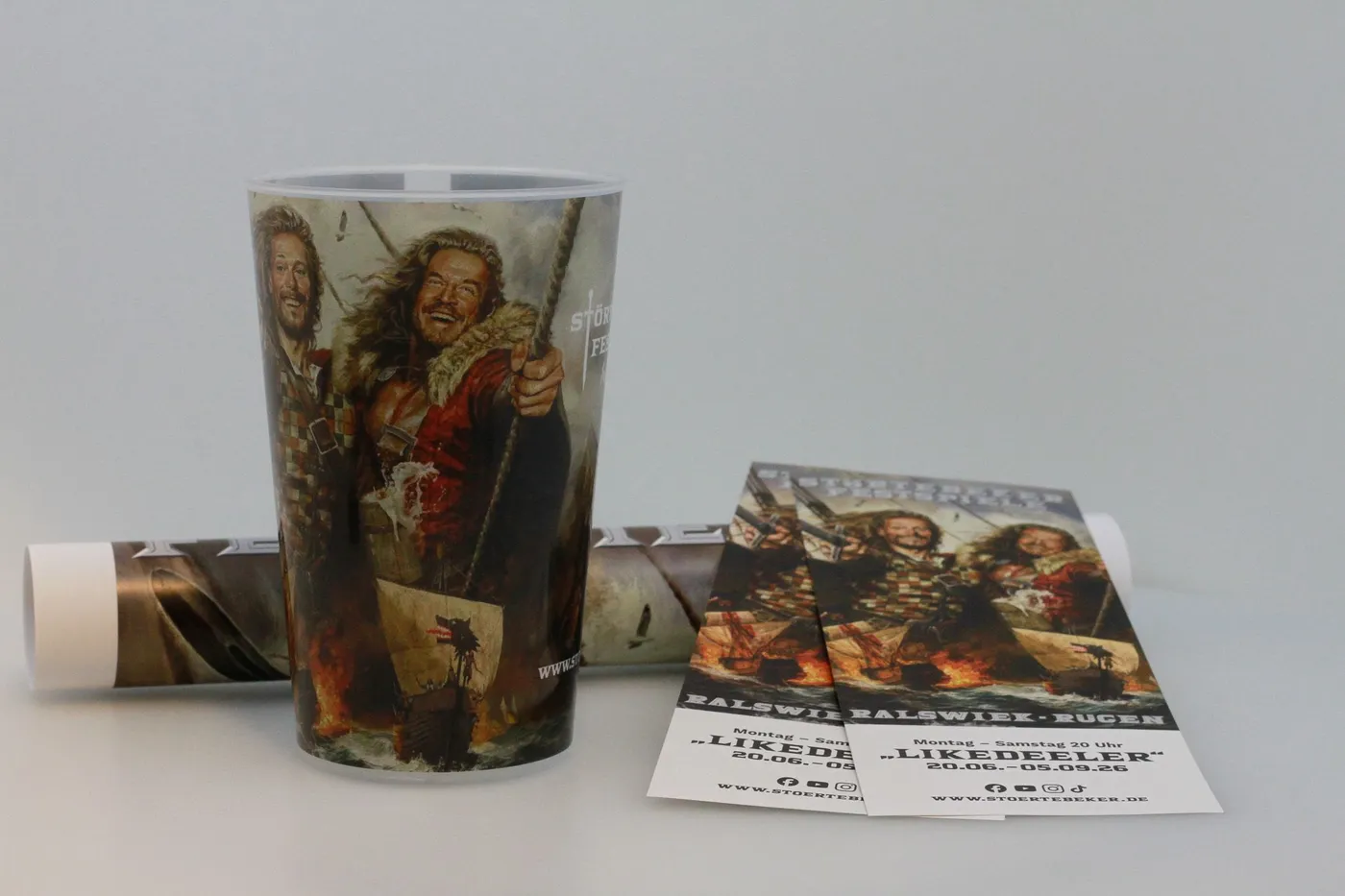Ein Becher mit Piratenmotiven und Ticketflyern für die Störtebeker Festspiele in Ralswiek.