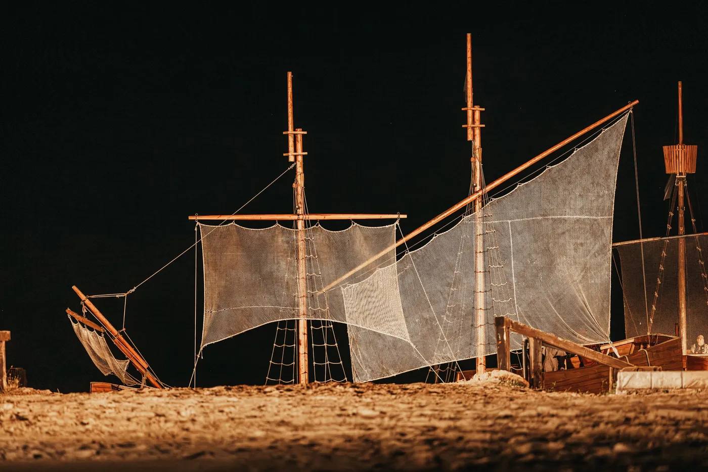 Segelboote mit großen Netzen im Freilichttheater Ralswiek, inspiriert von Klaus Störtebeker.